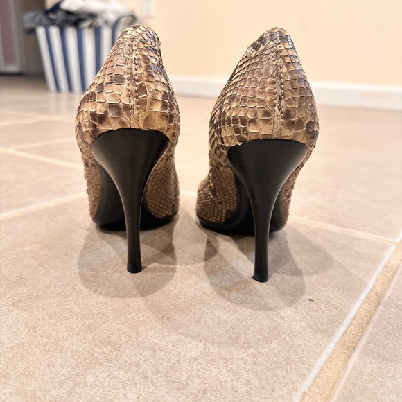 Burberry Snakeskin Patterned High Heels (37) - Picture 4 of 15